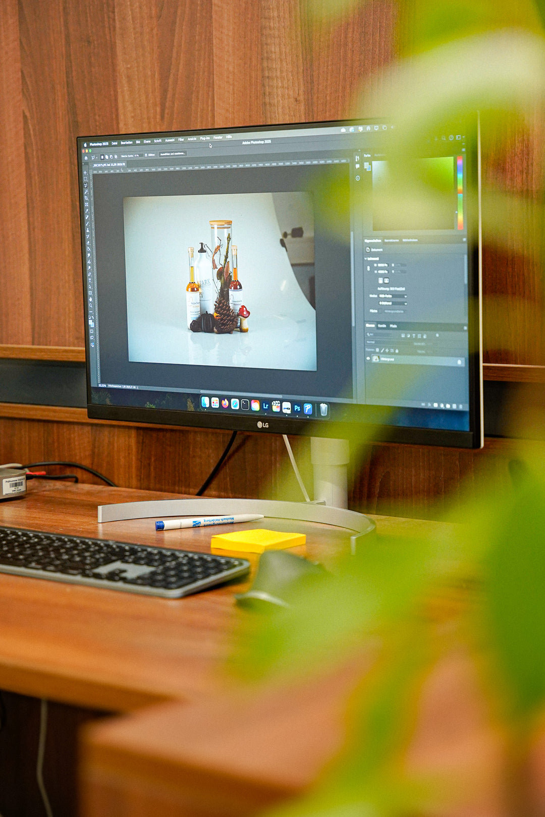 Ein Monitor in einem Büro auf dem Produkte der Johannes-Diakonie zu sehen sind, geöffnet ist ein Bilderbearbeitungsprogramm