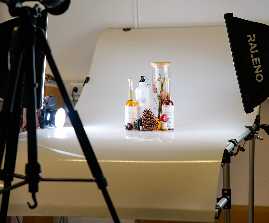 Produktpräsentationsfläche auf dem Produkte der Johannes-Diakonie zu sehen sind, eine Kamera, Licht und eine Lichtbox