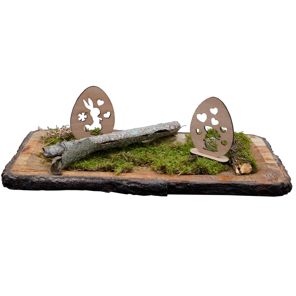 Holz Ostereier, auf einem Holzbrett mit Moss und Zierholz, aus den Ostereiern wurden ein Hase, Herzen und Blumen ausgefräst