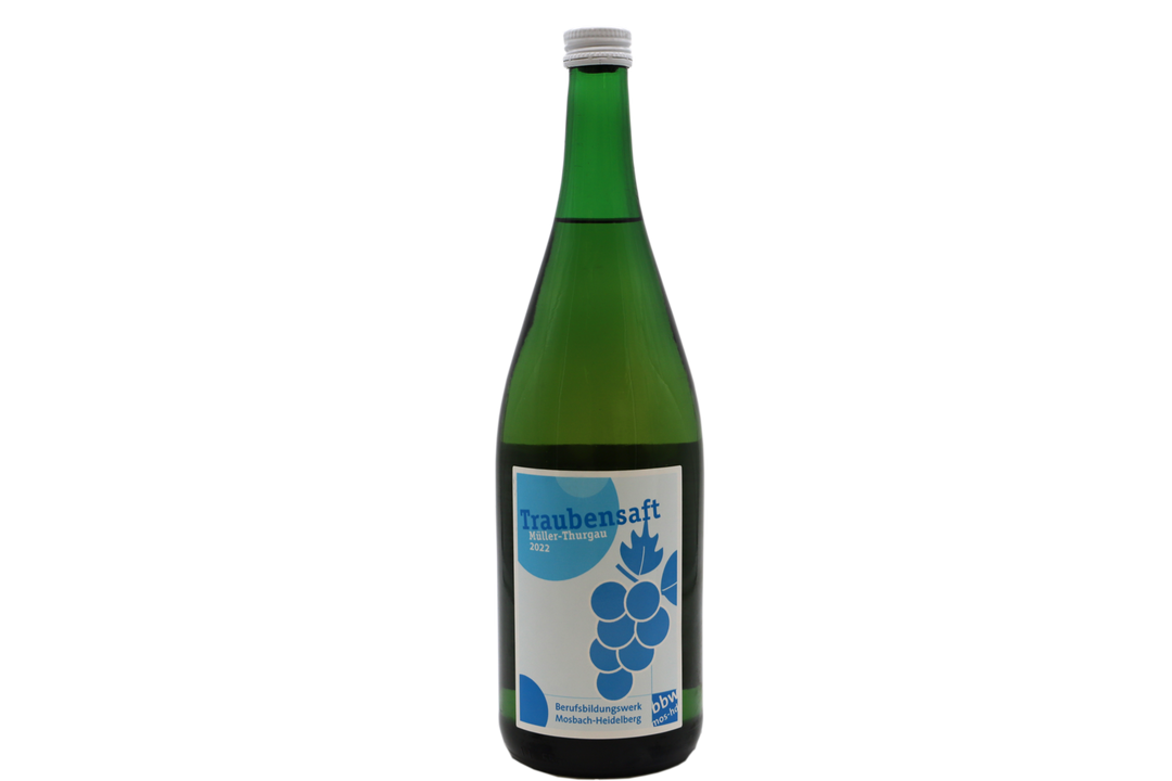Traubensaft Flasche, mit der Aufschrift "Traubensaft Müller-Thurgau 2022" und "Berufsbildungswerk Mosbach-Heidelberg (mit Logo)"