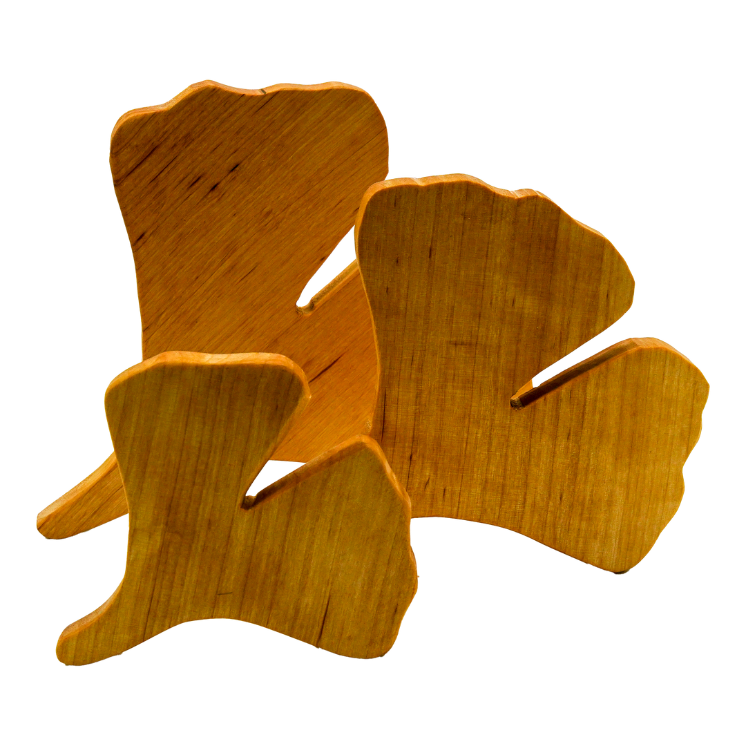 Drei Ginkgo Blätter in drei unterschiedlichen Größen, die hintereinander versetzt aufgestellt sind.