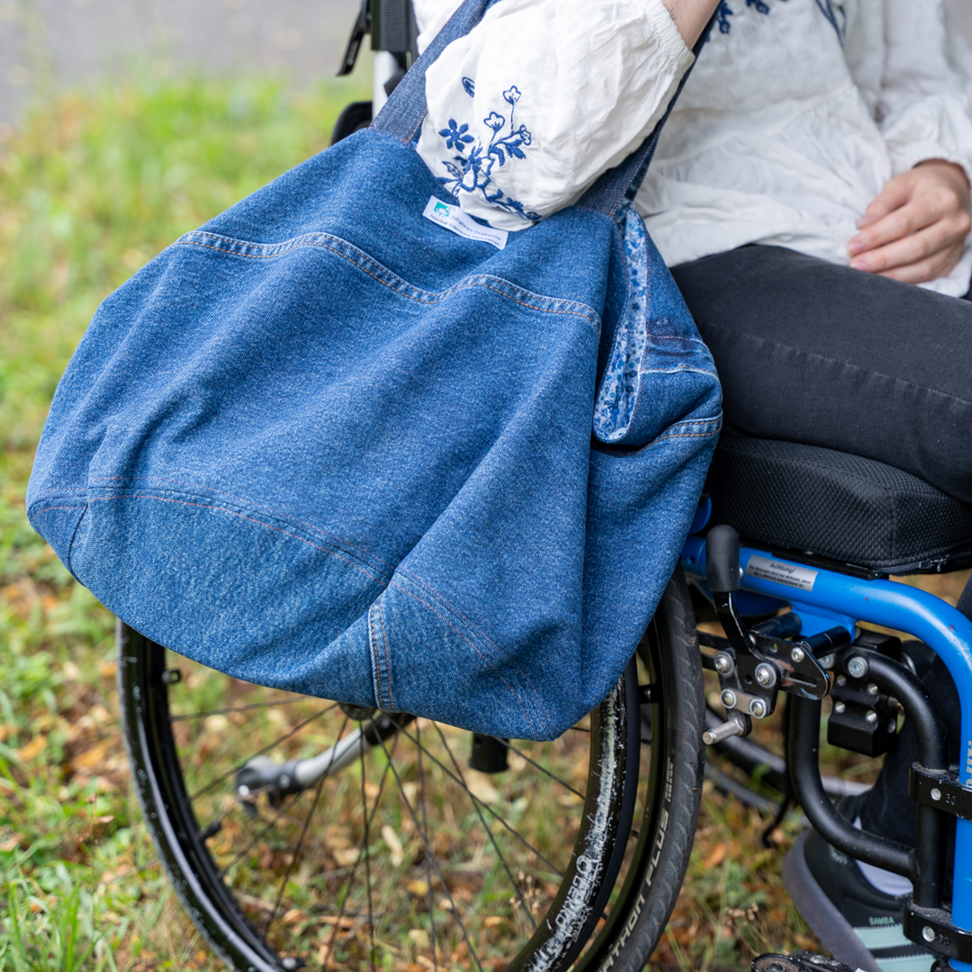 Kuchentasche aus Jeansstoff hängt am Arm