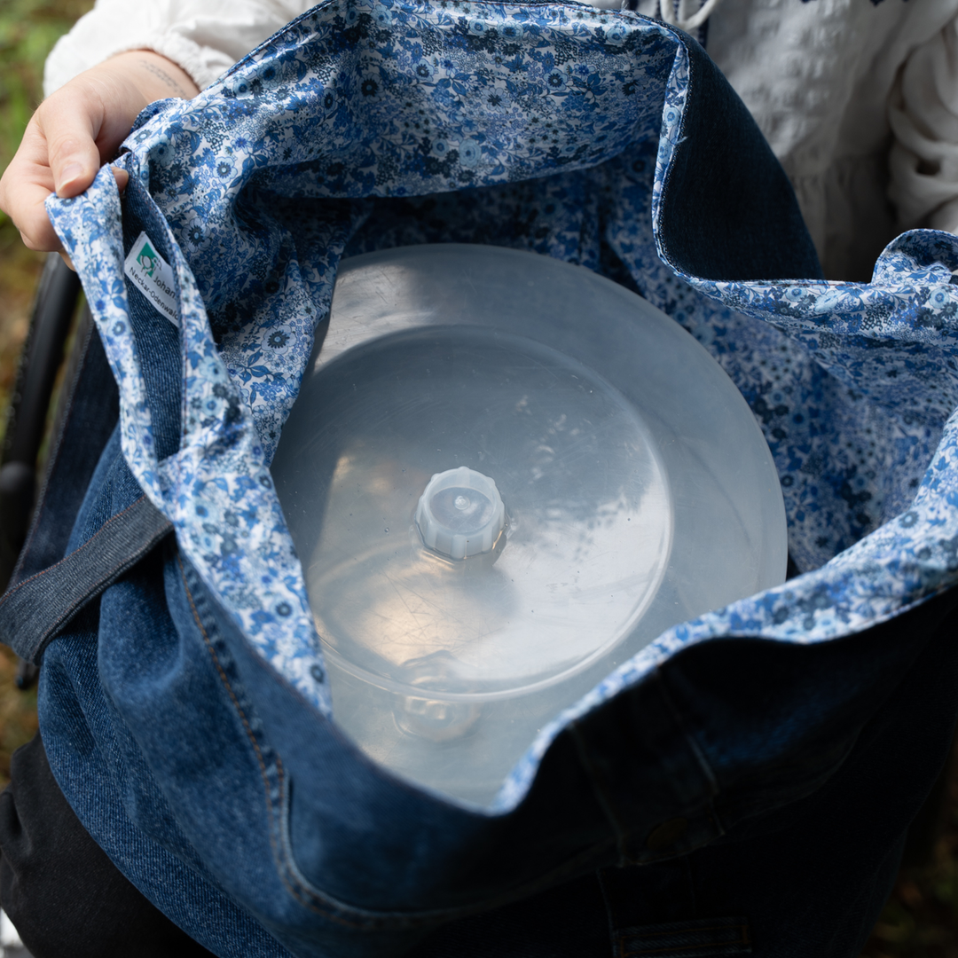 Stauraum der Kuchentasche aus Jeansstoff wird gezeigt