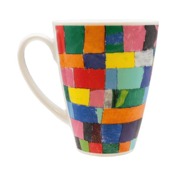 Kunst-Werk-Haus Tasse, mit einem bunten Blockmuster darauf, Ansicht von links