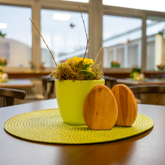 Osterei aus Holz in der Cafeteria