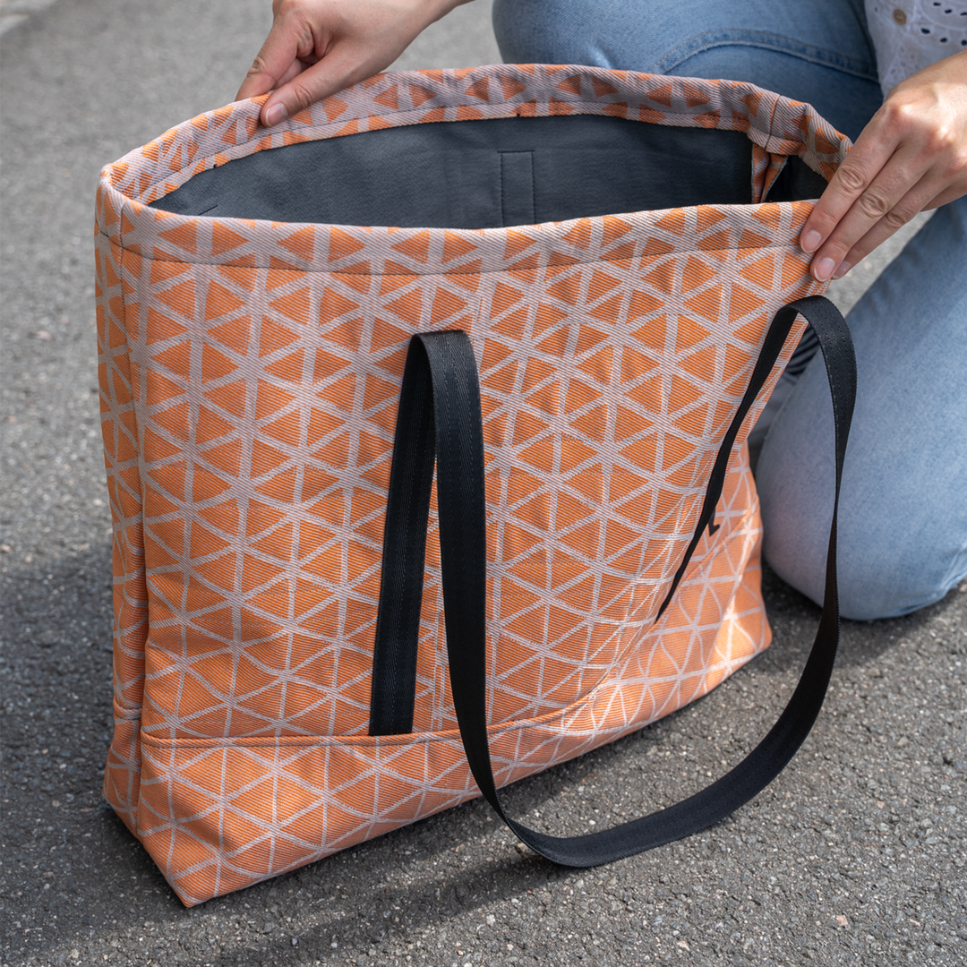 PAN-DUR Tasche wird steht auf dem Boden und wird geöffnet.