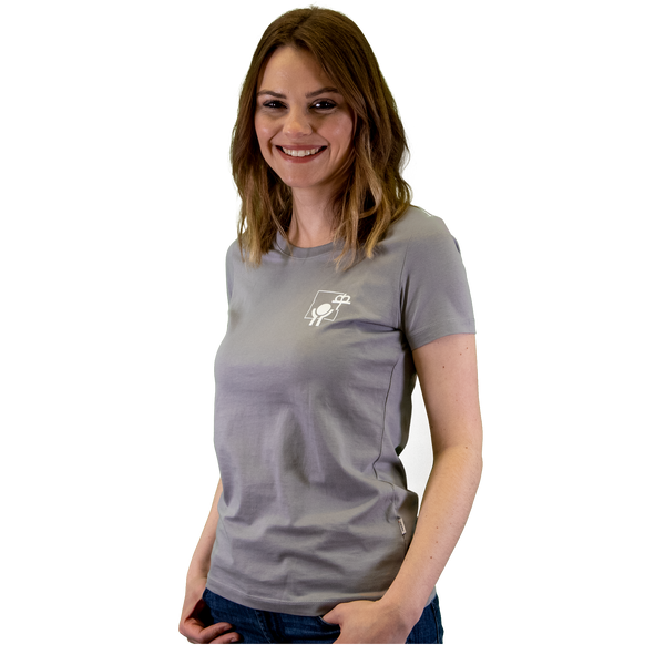 Graues T-Shirt mit "Stark für Menschen" Schriftzug, getragen von einer weiblichen Person, ansicht von vorne