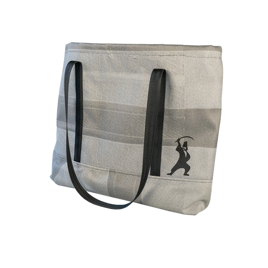 PanDur Tasche, grau gestreift, schräg von der Seite fotografiert, mit Stickerei
