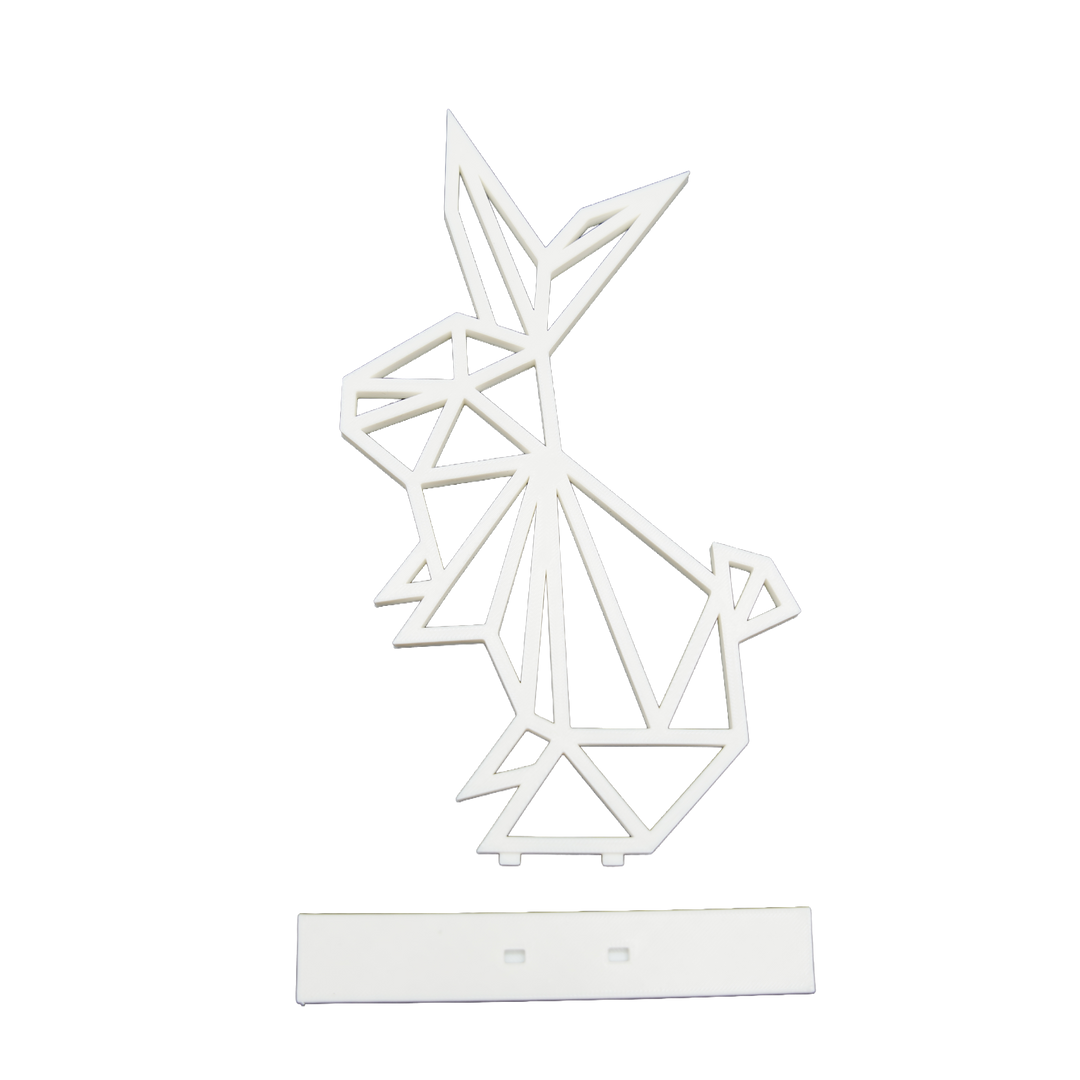 3D-gedruckte Hasenfigur im geometrischen Origami-Design aus weißen Linien auf rechteckigem Sockel