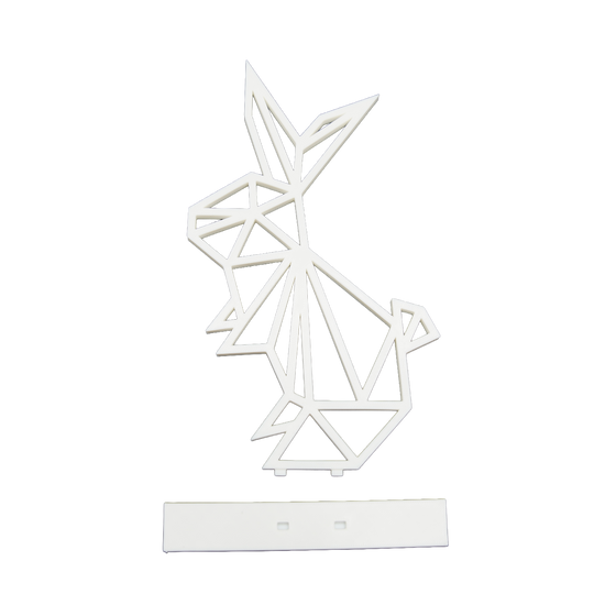 3D-gedruckte Hasenfigur im geometrischen Origami-Design aus weißen Linien auf rechteckigem Sockel
