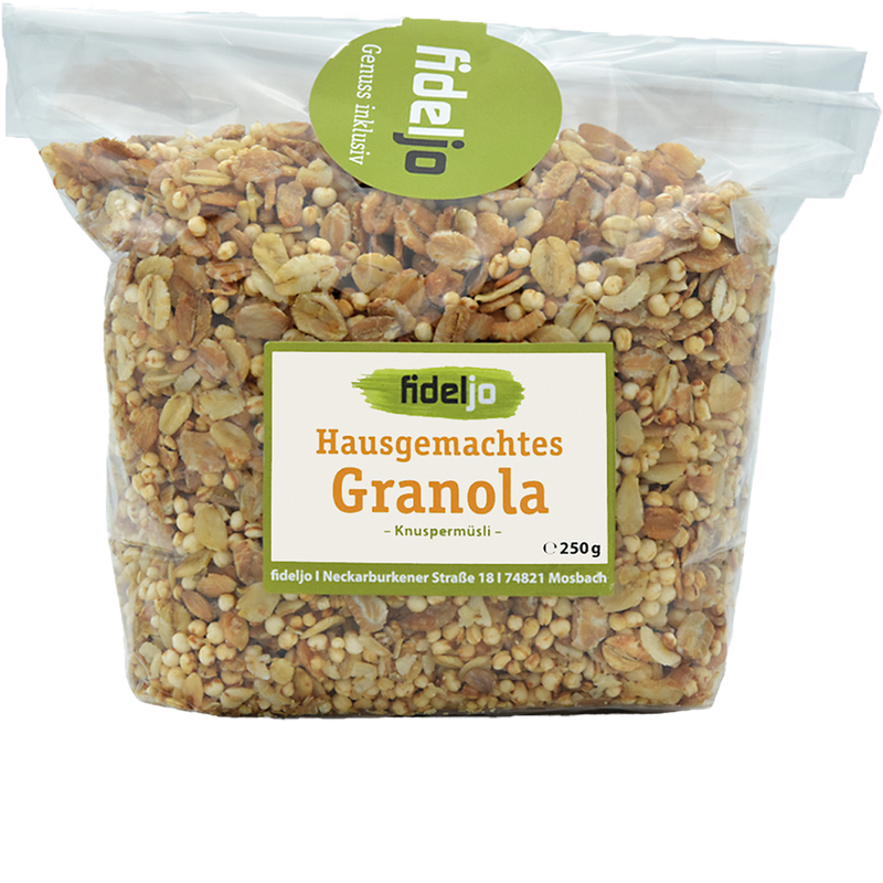 Hausgemachtes Granola-Müsli / Knuspermüsli des fideljo, verpackt in einer durchsichtigen Verpackung 