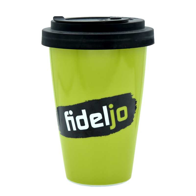 Grüner To-Go Kaffeebecher mit Logo von fideljo