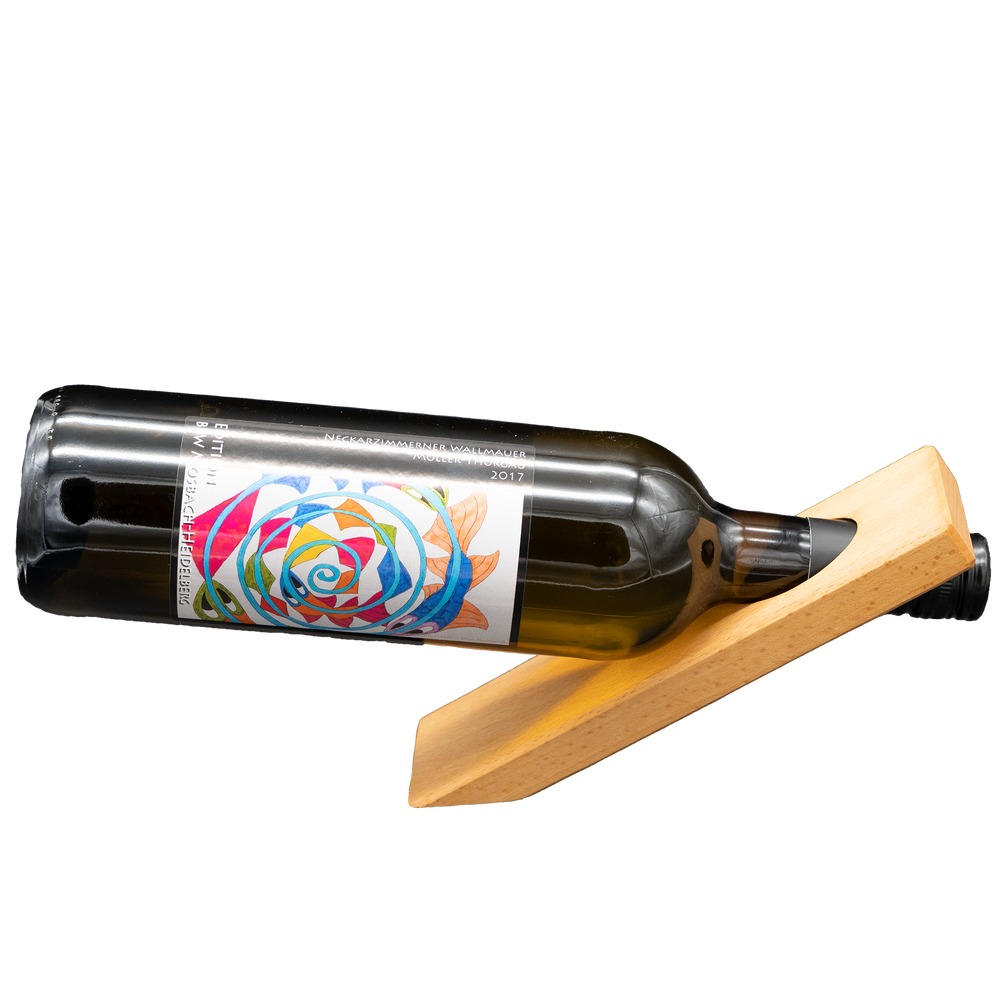 Weinhalter auf Holz mit Weinflasche