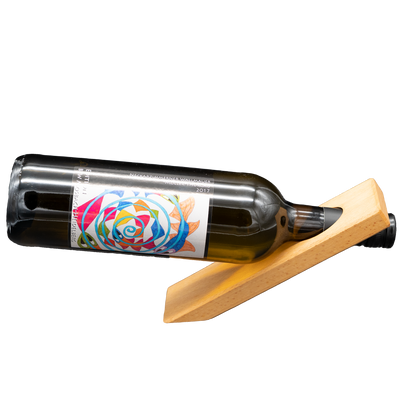 Weinhalter auf Holz mit Weinflasche